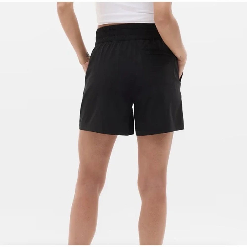 New Athleta Wayfind Short Women's Small  Performance Stretch Black Pockets